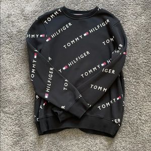 Black Tommy Hilfiger Crewneck🤍